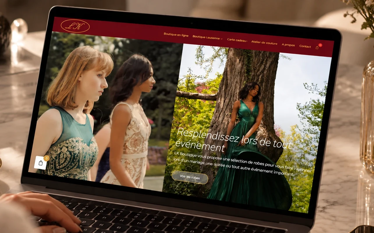 Le site de vente en ligne de LK Boutique affiché sur un ordinateur portable : page d'accueil avec trois mannequins en robes de soirée